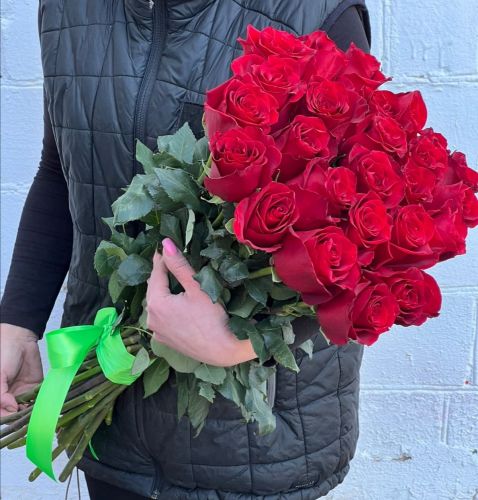 "Севилья"- букет из красных роз с доставкой по городу по Ачинску